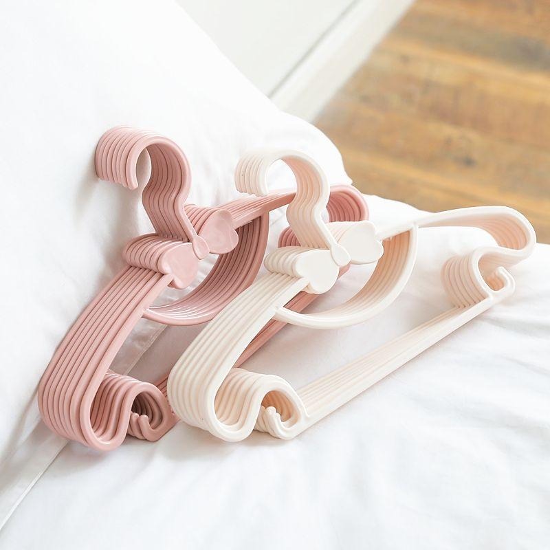 Baby Clothing Rack - 10pcs เสื้อผ้าเด็ก Racks แบบพกพาผ้าเช็ดตัวพลาสติกจอแสดงผลผ้าพันคอแขวนเสื้อผ้าเด็ก Organizer Windproof