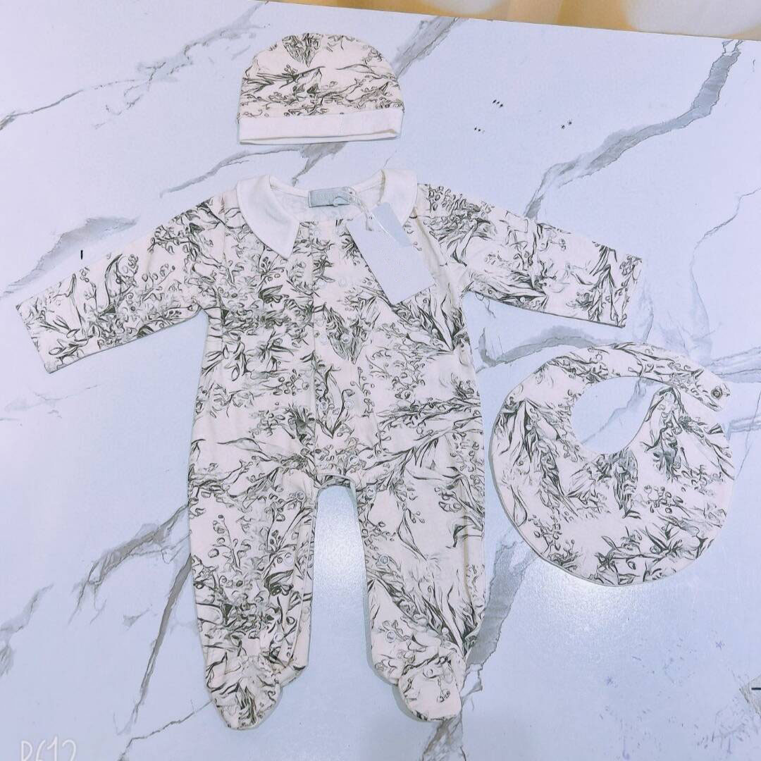 Baby Clothing Next - ชุดเสื้อผ้าเด็กแรกเกิดดีไซน์ใหม่ปี 2024 ชุดจั๊มสูทผ้าฝ้ายแท้ลายพิมพ์เต็มตัว ชุดรอมเปอร์เด็กผู้หญิงลายป่า พร้อมผ้ากันเปื้อนและหมวก 3